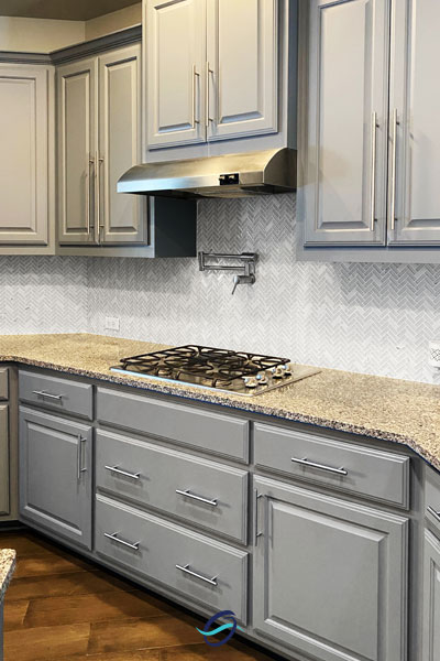 https://oceanmosaics.com/product_images/uploaded_images/grey-and-white-kitchen-idea-archery-white-oak-herringbone-backsplash.jpg